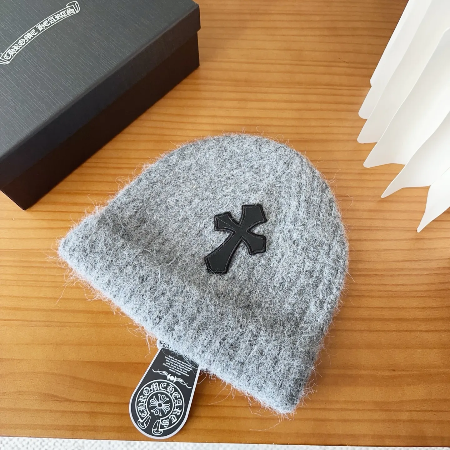 💰56 Crow Heart Autumn and Winter Wool Knitted Beanie This must be a favorite of minimalism. It is clean, neat, fashionable and versatile, and will definitely not be picky about your face shape! A fashionable classic that lasts forever! Fashionable black and white can be purchased together!